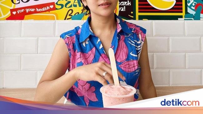 Gaya Keren Winona Willy, Ibu 2 Anak yang Hobi Kulineran di Kafe