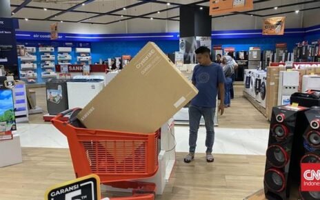 Pengunjung Transmart Cibubur Silih Berganti Beli TV hingga Kulkas