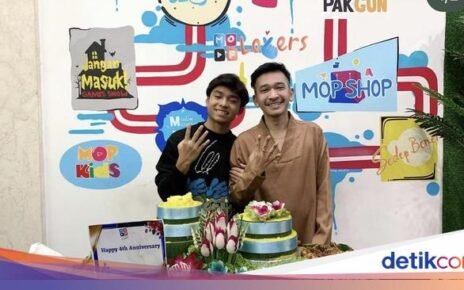 Intip Hangatnya Momen Betrand Peto Makan Bareng Keluarga