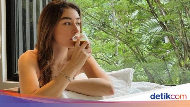 Cantiknya Natasha Ryder Saat Ngopi dan Nikmati Floating Breakfast