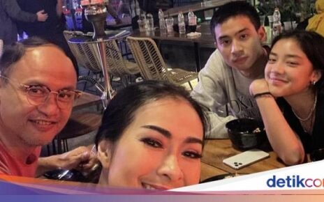 Iis Dahlia Asyik Makan di Resto Bareng Sahabat dan Keluarga