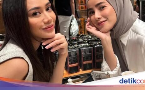 Kerennya Gaya Olla Ramlan saat Ngopi di Kafe Premium