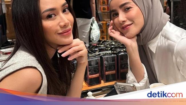 Kerennya Gaya Olla Ramlan saat Ngopi di Kafe Premium