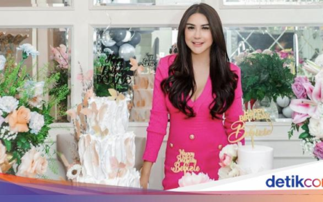 Bebizie Saat Pose Manis dengan Kue Ulang Tahun Cantik