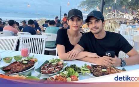 Romantisnya Tyas Mirasih dan Tengku Tezi Saat Makan Seafood dan Hot Pot