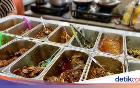 Sengaja Mampir ke Toko Bangunan untuk Cicip Nasi Ayam Balado