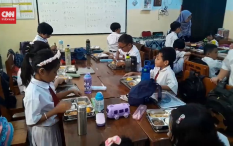 Suasana Hari Pertama Makan Siang Gratis di SD Jakarta Barat