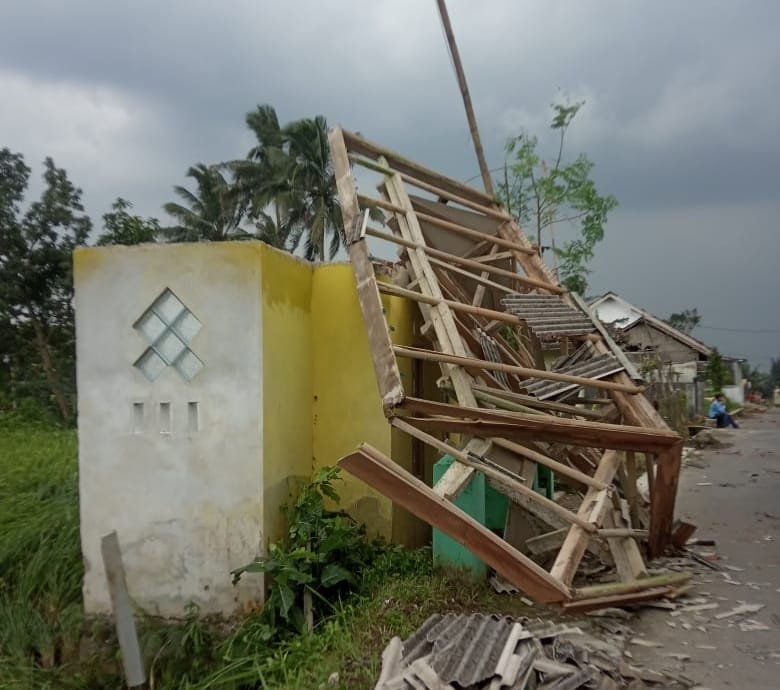 32 Rumah Tersapu Angin Puting Beliung di Tasikmalaya