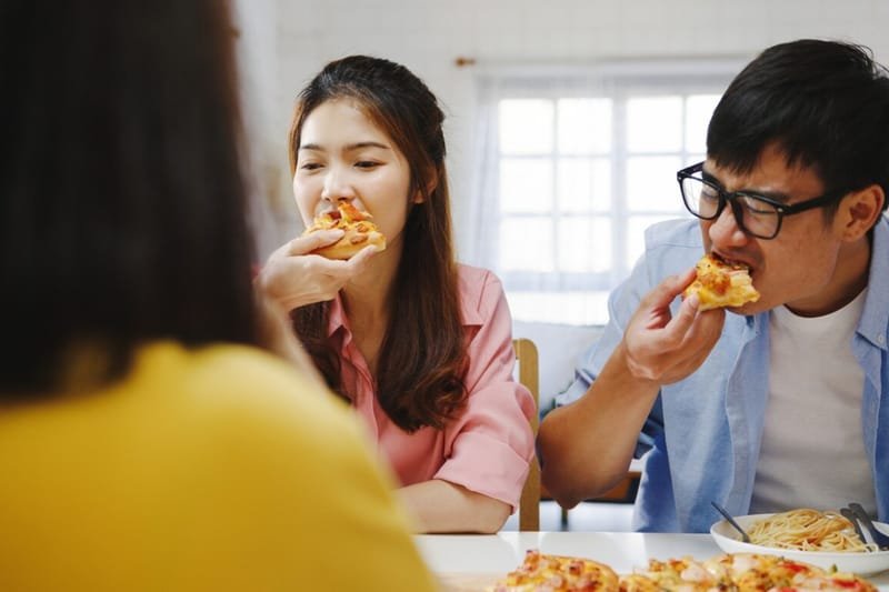 9 Bahaya Makan Terlalu Cepat