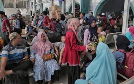 Antusias Masyarakat Pakai Kereta Plesiran di Libur Nataru