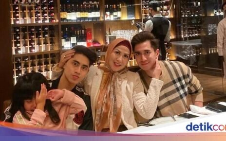 Ini Momen Athalla Naufal Makan Sushi hingga Steak di Restoran