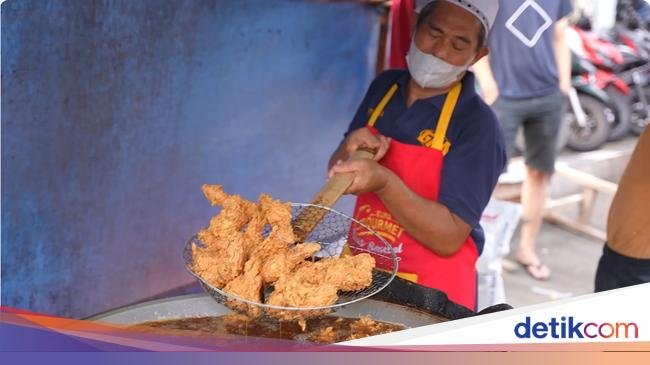 Mantan Sopir Angkot Jualan Fried Chicken Kaki Lima, Sehari Ludes 80 Kg!