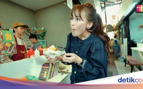 Ayu Ting Ting Jajan Roti Goreng hingga Cimol Keju di Blok M