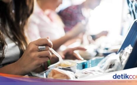 Duh! Puluhan Penumpang Pesawat Jatuh Sakit Keracunan Makanan