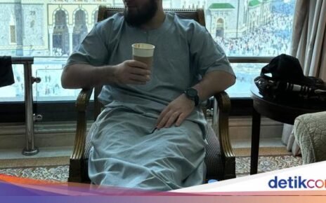 Momen Khabib Nurmagomedov saat Ngopi di Mekkah hingga Dubai