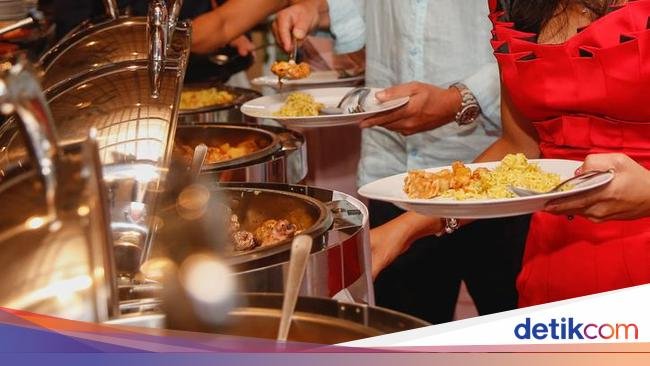 Ini Pandangan Islam Soal Makan Berdiri Saat Kondangan