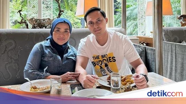 Ini Potret Muzdalifah Saat Makan Bareng Suami dan Jualan Camilan