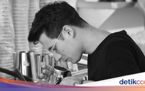 Pose Keren Nino Fernandez saat jadi Barista di Kafe