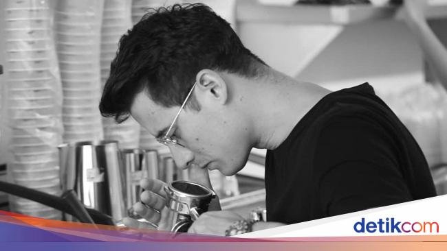 Pose Keren Nino Fernandez saat jadi Barista di Kafe