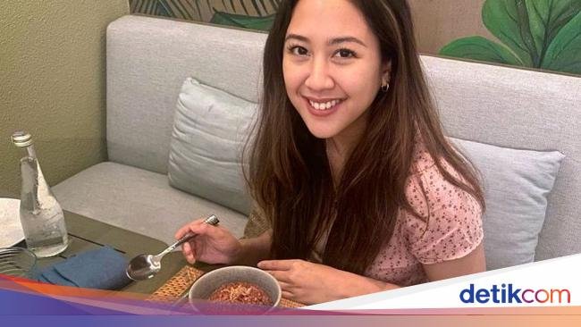 Potret Sherina Munaf Saat Sarapan di Sawah dan Makan Mie Instan