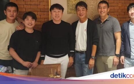 Momen Shin Tae-yong Makan Malam Bareng Pemain dan Pelatih