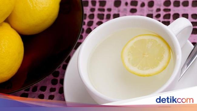 Sering Minum Air Lemon Bikin Gigi Rontok? Ini Kata Dokter