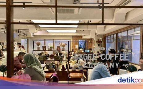 Mencicipi Kopi Eksotik dan Bagel Pistachio di Kafe Industrial Blok M