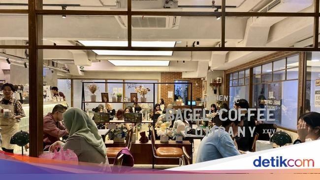 Mencicipi Kopi Eksotik dan Bagel Pistachio di Kafe Industrial Blok M