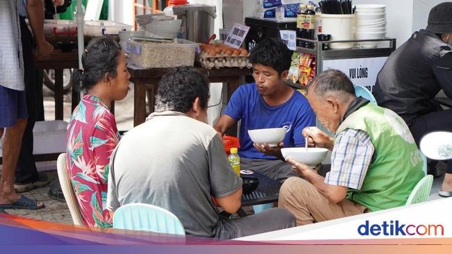 Mulia! Kedai Ini Menjual Makanan Murah untuk Buruh