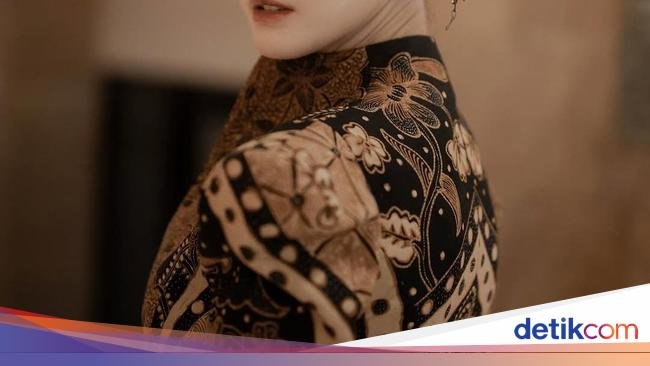 Momen Nita Gunawan Nongkrong Cantik di Kafe hingga Jajan Batagor