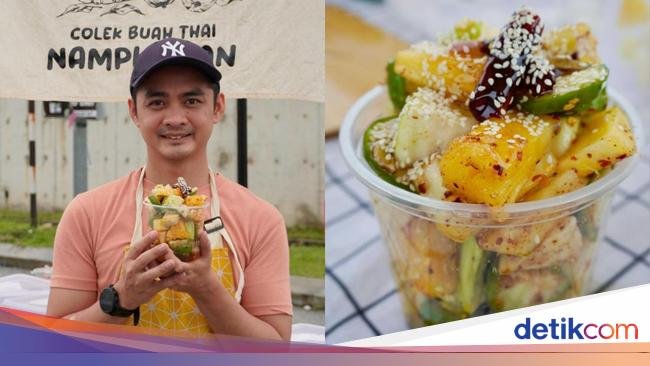 Laris Manis! Pria Ini Jual Rujak Thailand Sambil 'Live' TikTok