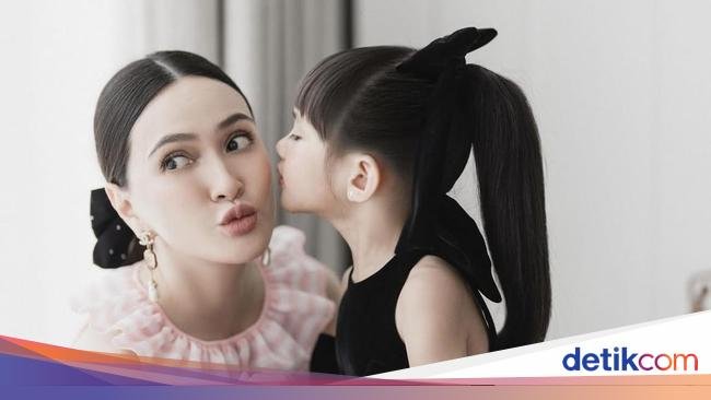 Potret Shandy Aulia Makan Es Krim di Kyoto dan Moskow