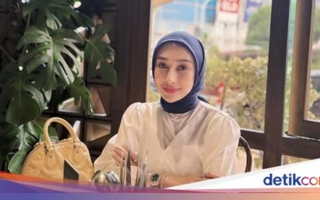 Intip Keseruan Reza Gladys Makan Pasta di Restoran hingga Jajan Cilok