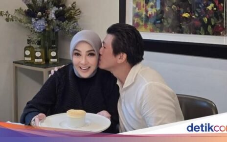 Syahrini dan Reino Barack Rayakan Ultah Pernikahan di Resto Michelin