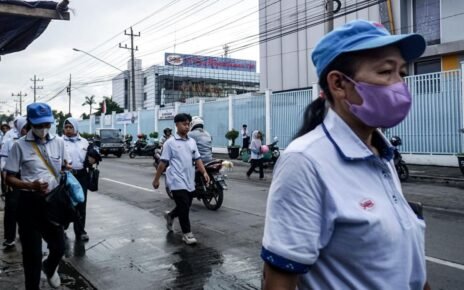 Marak PHK Massal, Wamenaker Sebut Masih Banyak Lapangan Kerja