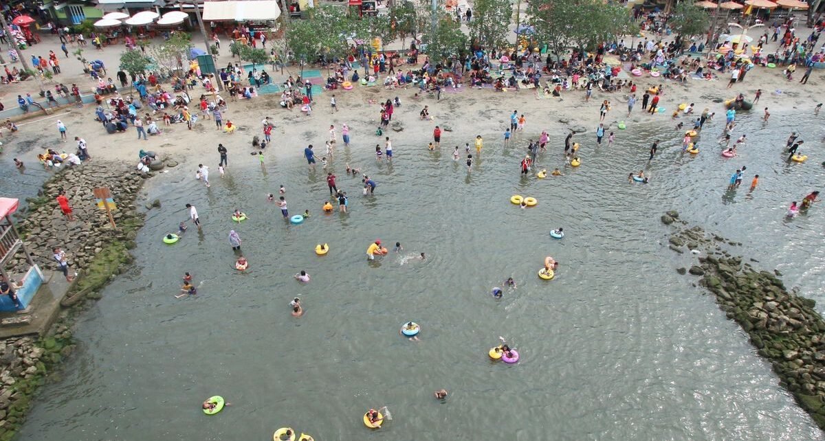 Pengelola Buka Suara soal Viral Sampah di Pantai Ancol