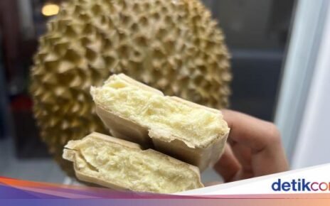 Unik! Beli Dessert dan Sandwich Durian Monthong Asli ala Mesin ATM