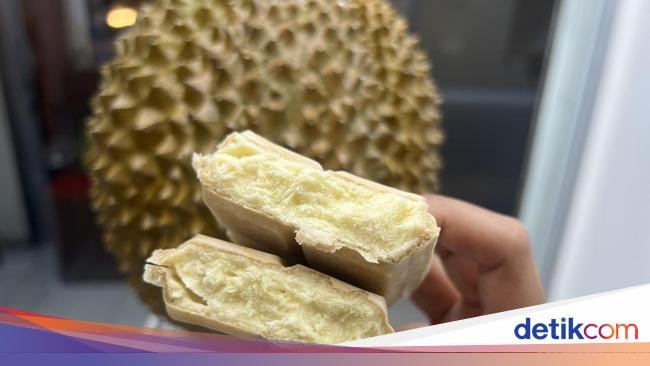 Unik! Beli Dessert dan Sandwich Durian Monthong Asli ala Mesin ATM