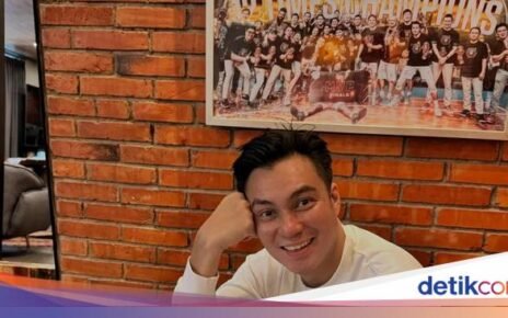 Ini Gaya Baim Wong Saat Makan Nasi Padang dan Durian Brulee