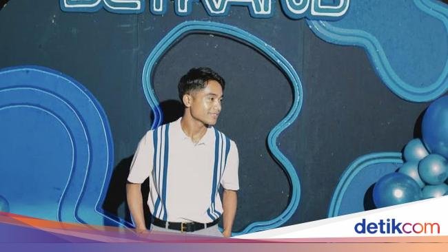 Betrand Peto Rayakan Pesta Ulang Tahun ke-20 dengan Banyak Kue