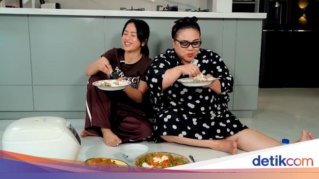 Farida Nurhan Masak Oseng Jantung Pisang Buat Makan Bareng Nunung