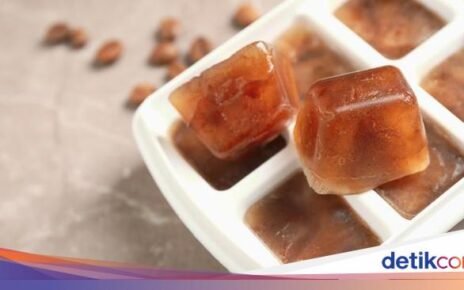 Pudarkan 'Mata Panda' Bisa Pakai Es Batu Kopi, Ini Caranya