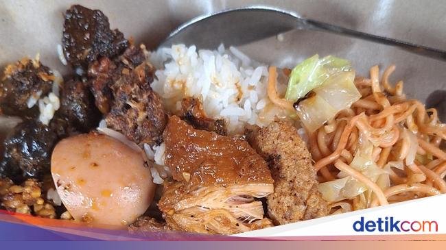 Legendaris! Nasi Ayam Dong Siprig Sejak 1985 yang Bisa Ludes dalam 5 Jam