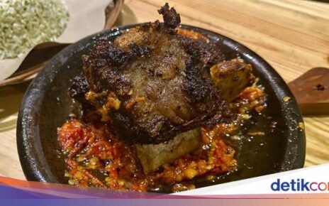 Gurih Meresap! Iga Bakar Sambal Bawang Pakai Nasi Daun Jeruk