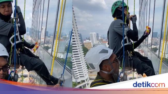 Santuy! Petugas Pembersih Kaca Gedung Ini Makan di Atas Ketinggian